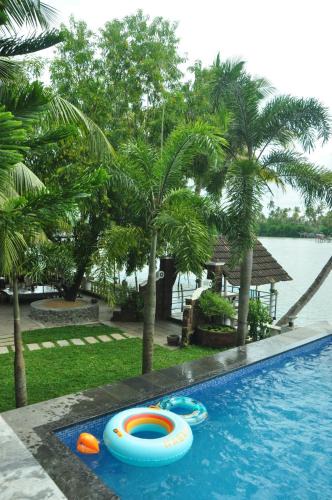 Kuzhuppilly House | Ambadi's villa -Lake view resort