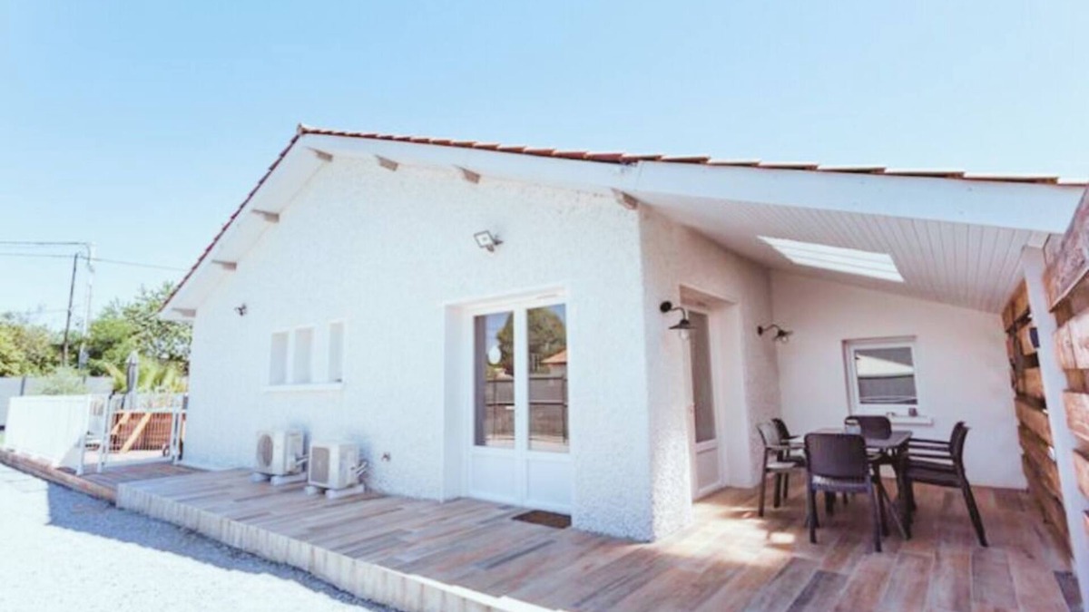 Biganos House | Amber House rated 3☆ - Private Spa & Heated Pool