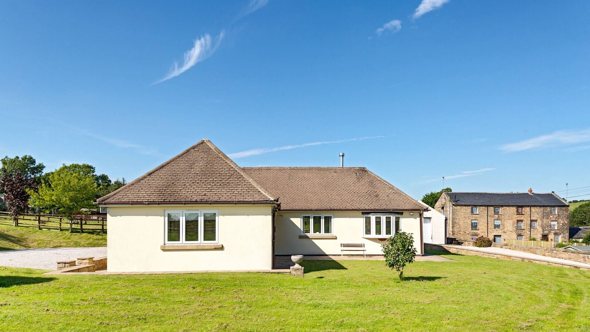 Alfreton House | Amber Lodge - 3 bedroom bungalow with hot tub