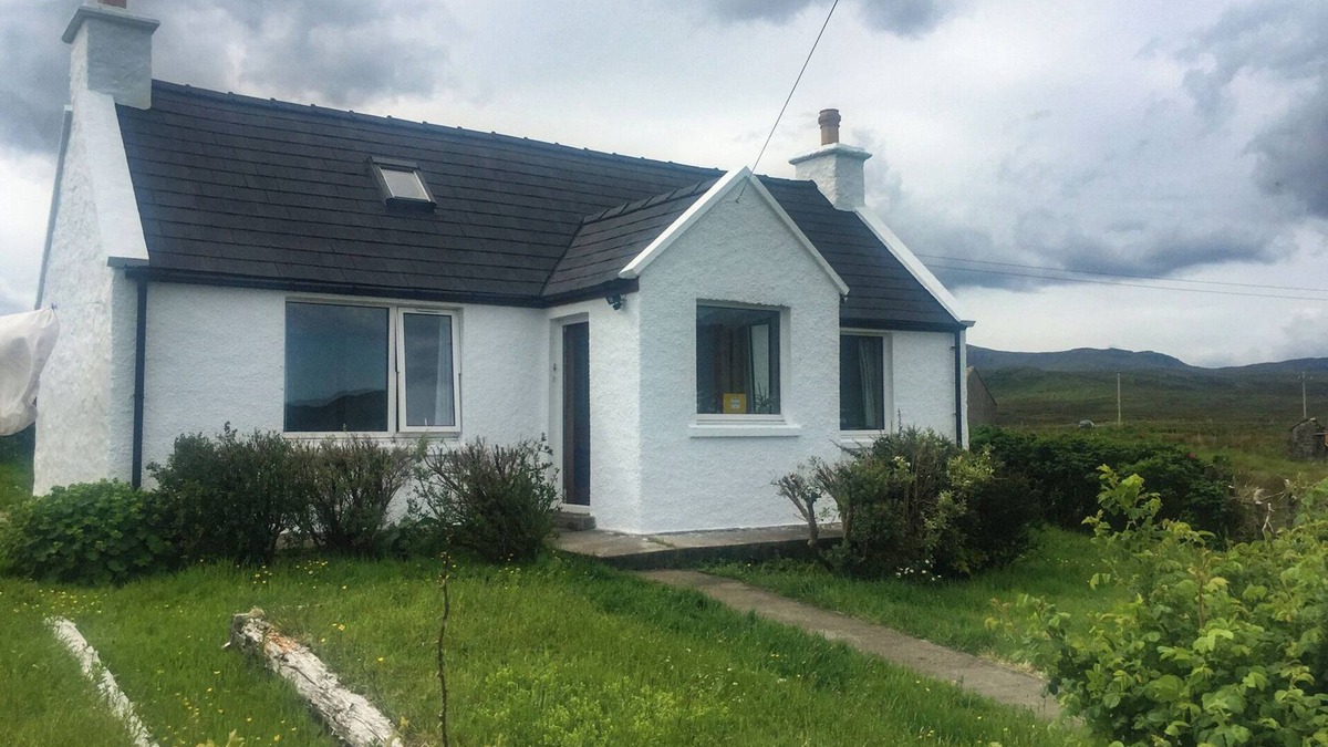 Staffin Cottage | AMBER'S COTTAGE, pet friendly, country holiday cottage in Staffin