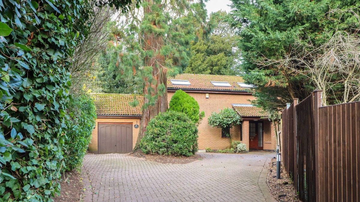Cottesmore Cottage | AMBERLEIGH, pet friendly, with open fire in Greetham, Rutland