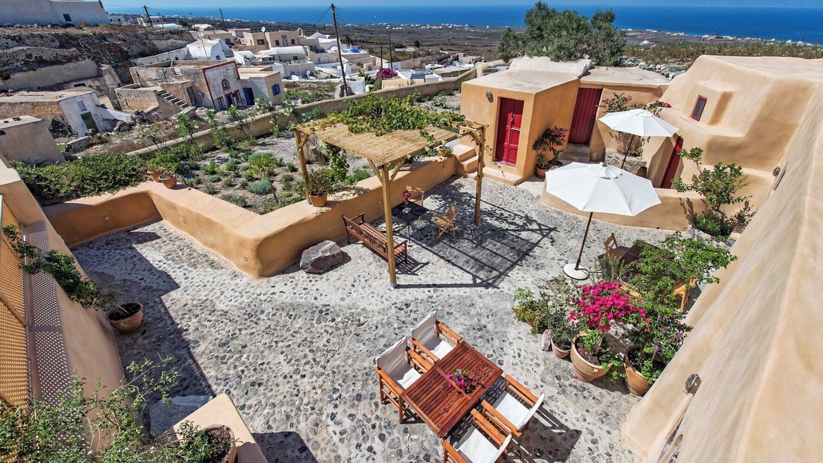 Kamari House | Amelie Canaves - Residence in the village of Finikia, 15min walk from Oia