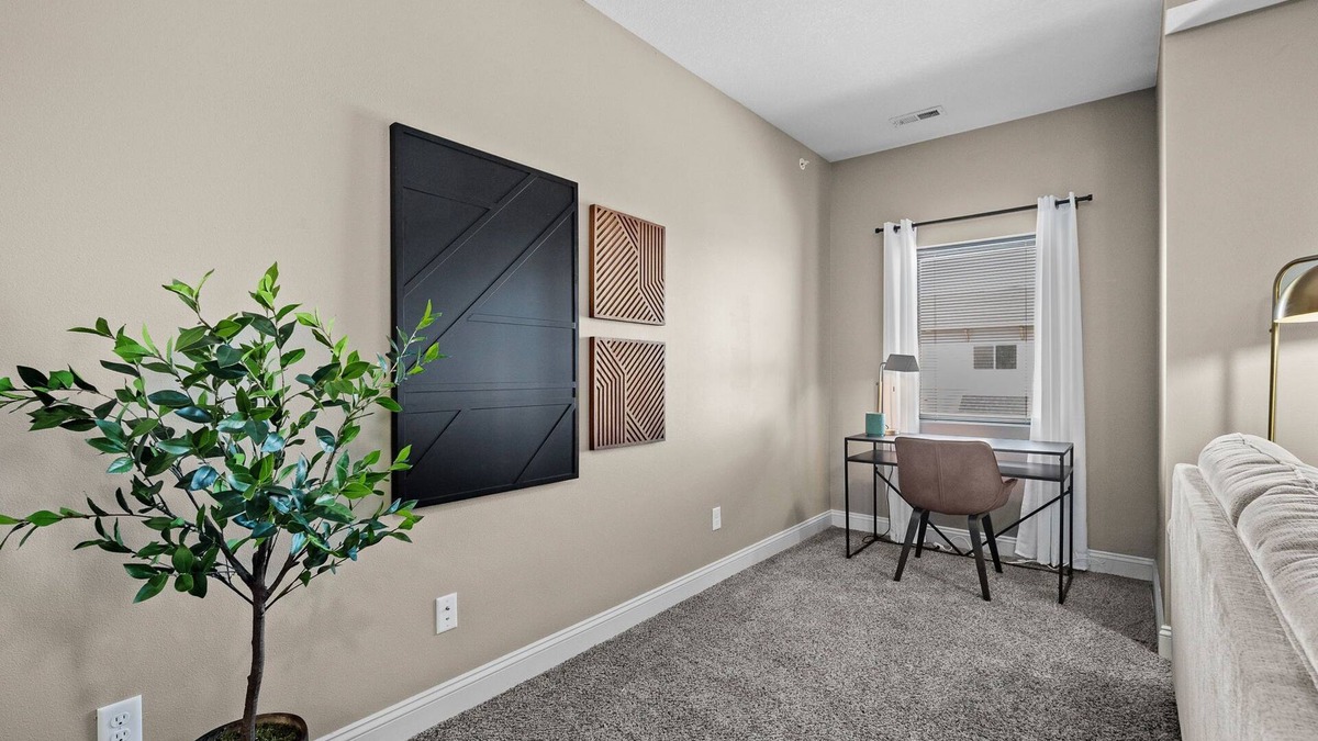 West Des Moines Apartment | Amenities! Gym, Tanning, Garage, Balcony & More!