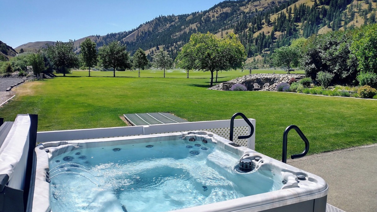 Naches Cabin | American Homestead Log Cabin with Gorgeous Scenic Views!