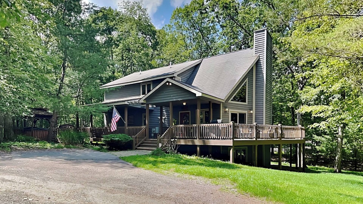 Blakeslee House | American Pride | Dog Friendly, Dock Slip, Hot Tub