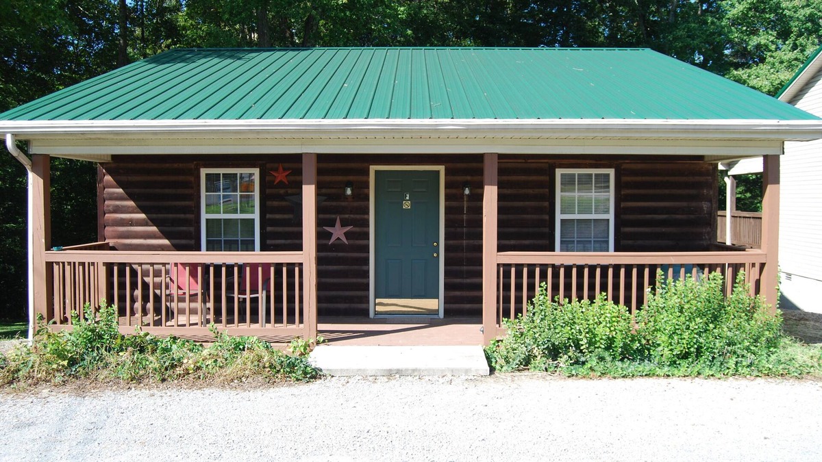 Russell Springs Cabin | Americana Hot Tub Cabin @ LakePointe Resort - no cleaning fees!