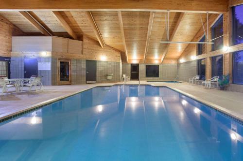 White Bear Lake Hotel | AmericInn by Wyndham White Bear Lake St. Paul