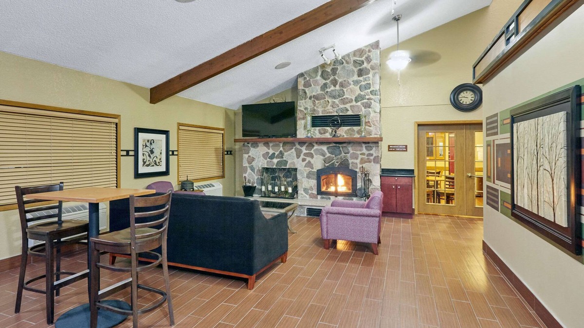 Burlington Hotel | AmericInn by Wyndham Burlington