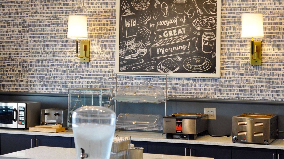 Clear Lake Hotel | AmericInn by Wyndham Clear Lake