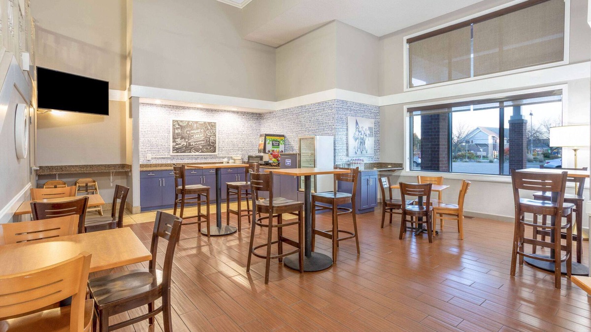 Monona Hotel | AmericInn by Wyndham Madison South