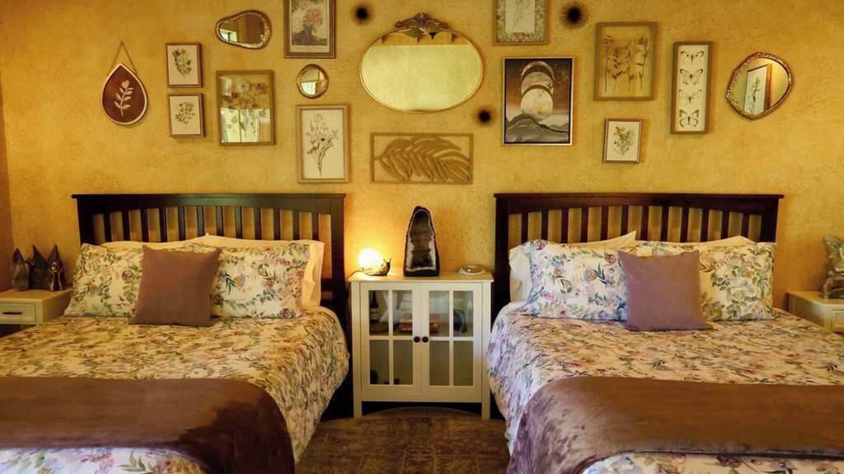 Selma Apartment | Amethyst Suite 2 Queen ClawfootTub WiFi AC