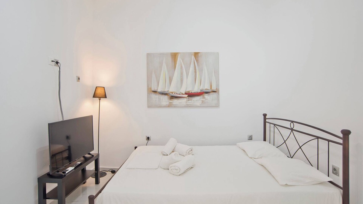 Peiraiki Apartment | Amfitriti Stylish Piraeus Apt, Walk to Sea & Port