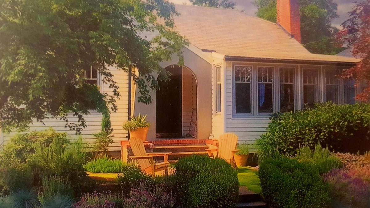 Amity House | AMITY WINE COTTAGE – Wonderful Vintage Charm and Décor in Oregon Wine Country