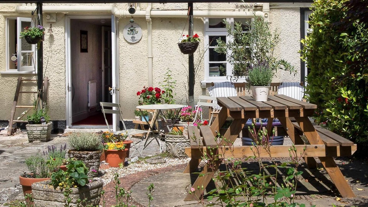 Chard House | Ammonite Lodge Guest House