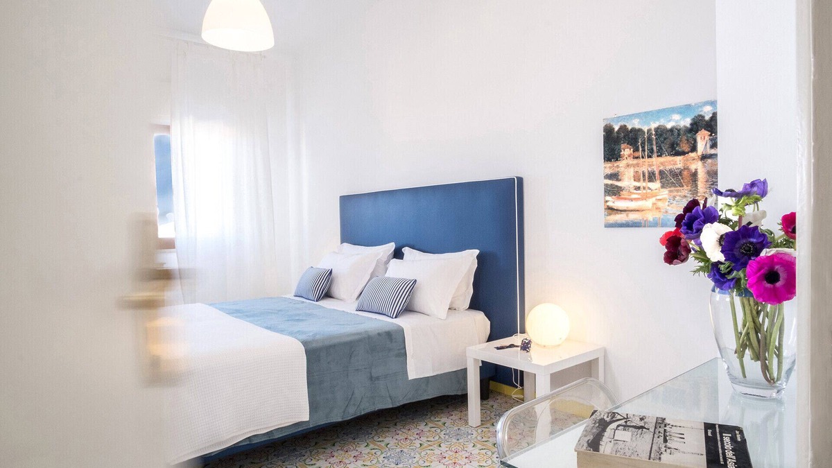 Sorrento City Centre Apartment | AMORE RENTALS - Apartament Erica with Private Terrace, Air Conditioning and WI-FI near piazza Tasso