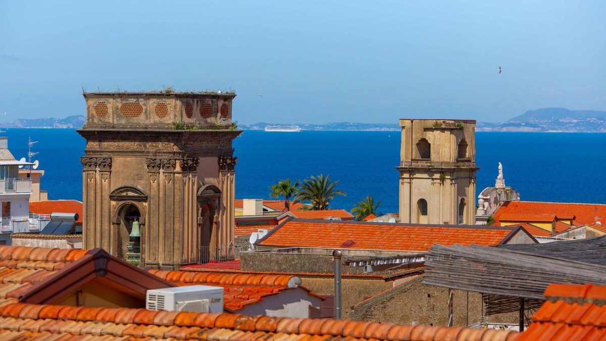 Sorrento City Centre Apartment | AMORE RENTALS - Apartment The Roof with Terrace and Sea View