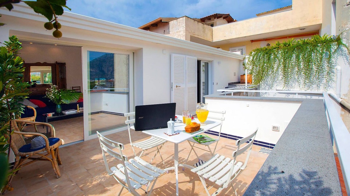 Sant'Agnello Apartment | AMORE RENTALS - Casa Iommart with Private Terrace, Air Conditioning and Internet Wi-Fi
