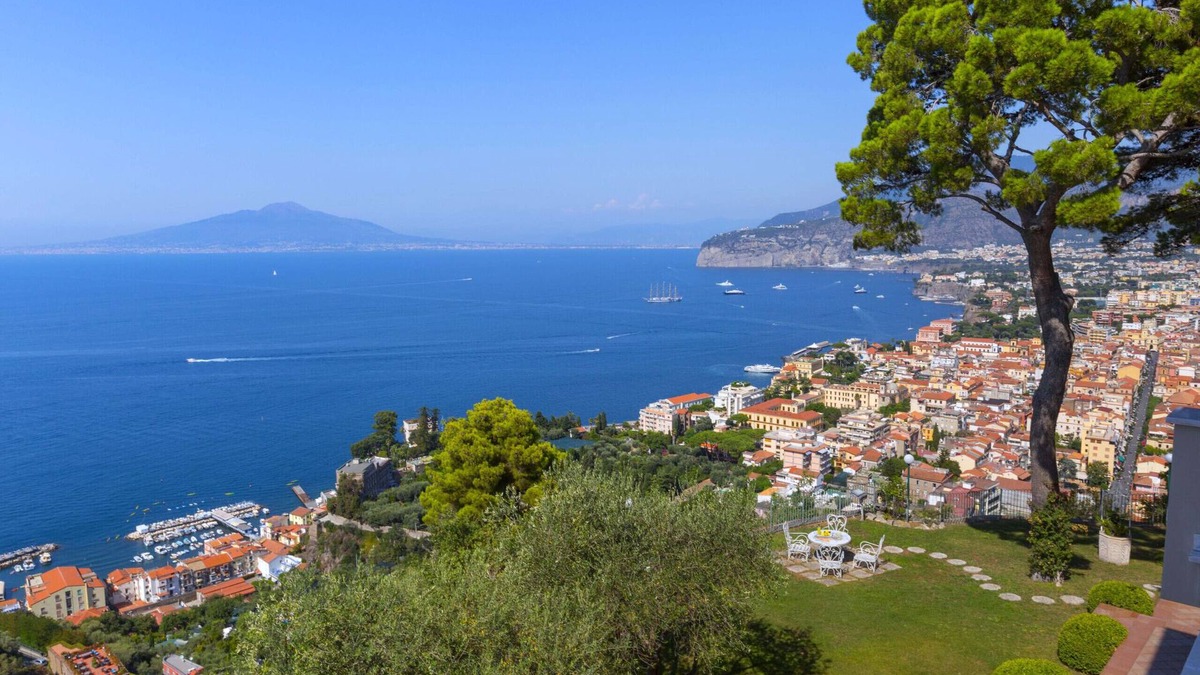 Sorrento Villa | AMORE RENTALS -Villa Giada with Swimming Pool, Garden, Sea View and Parking