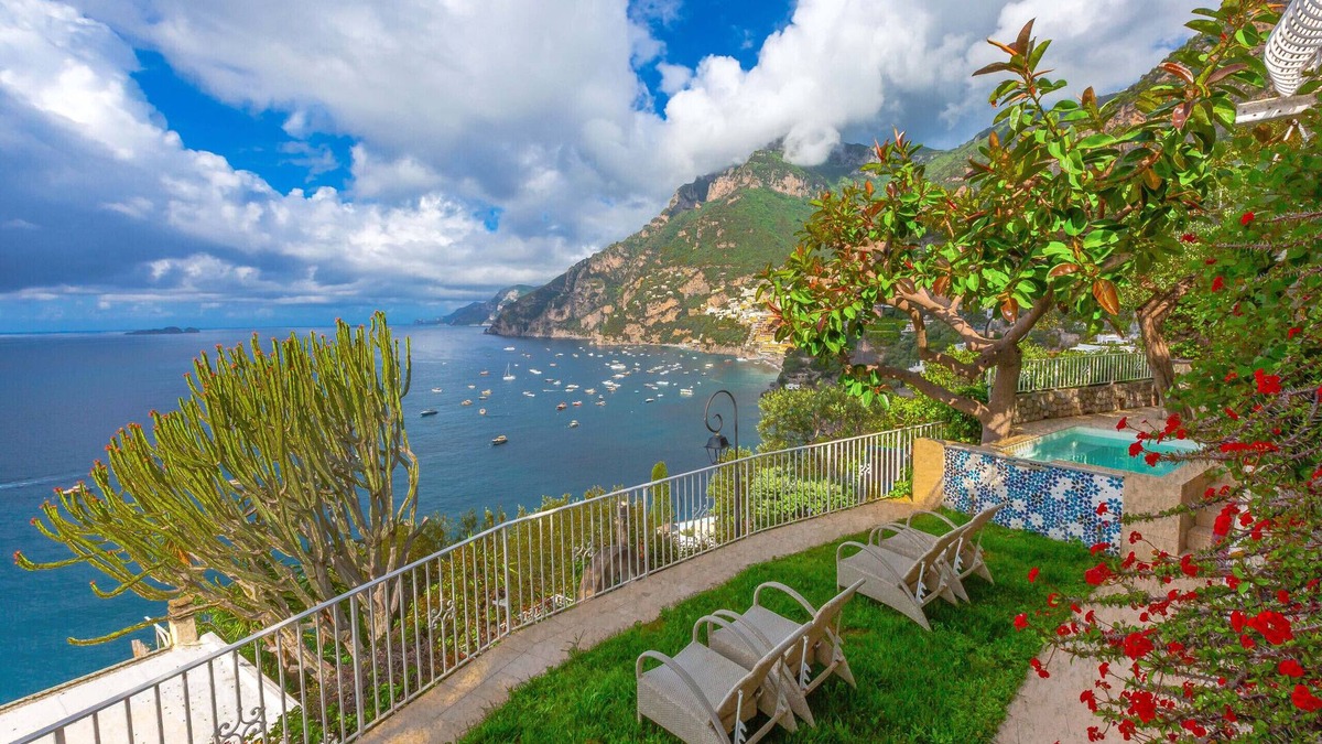 Arienzo Villa | AMORE RENTALS - Villa Le Sirene with Outdoor Jacuzzi and Sea View