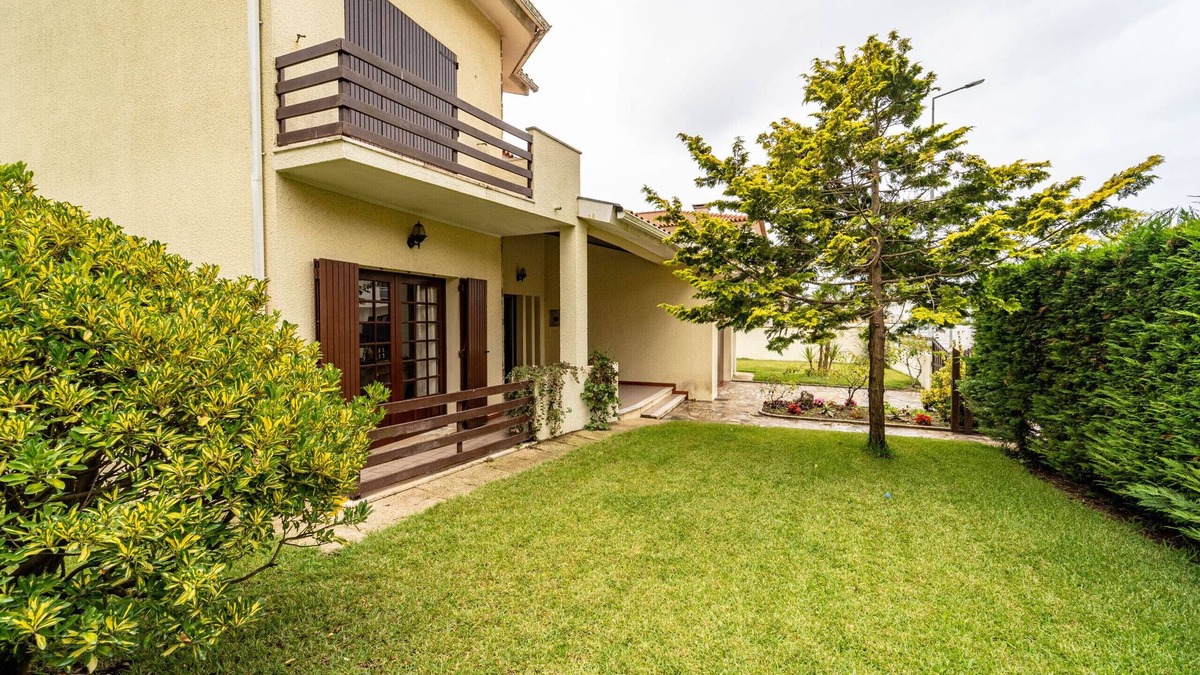 Darque House | Amorosa Villa, 500m from the beach by House and People
