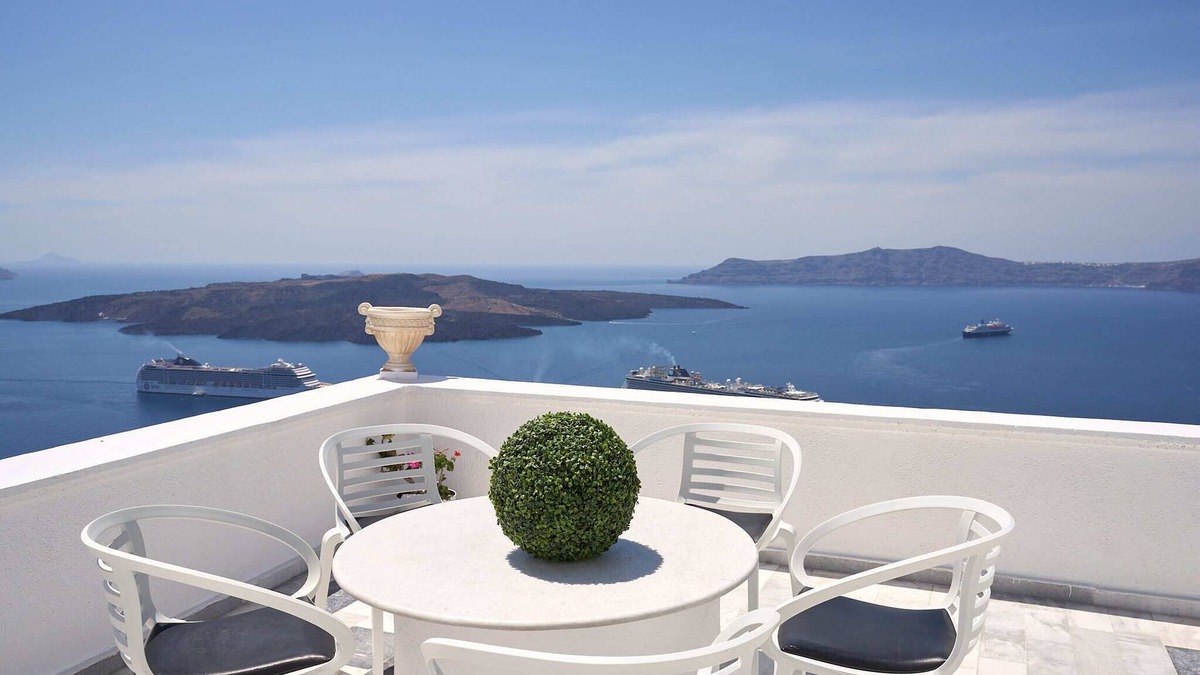 Fira Hotel | Amphitheater Cave Houses