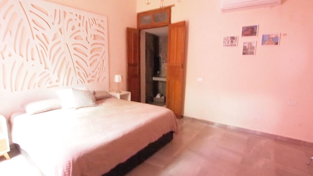 Zona Paseo Montejo Villa | Amplia Suite de 2R con Cocineta, Comedor, Patio y Mini Alberca Privada