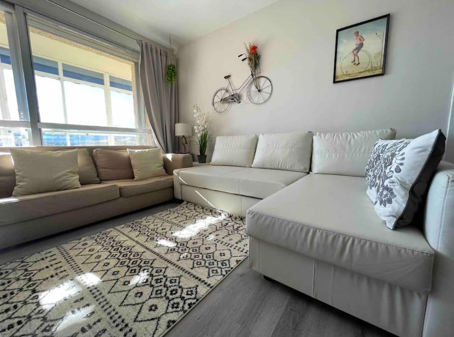 Parque de la Coruna Apartment | Amplio piso sierra. Bien comunicado con Madrid.