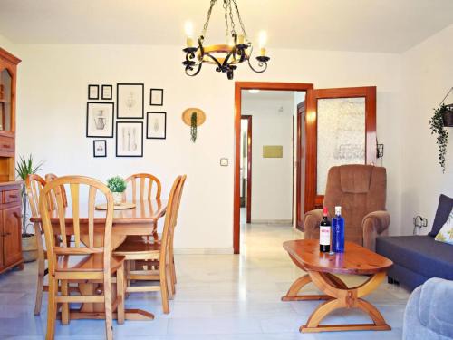 Parque Ayala Apartment | Amplio y luminoso apartamento cerca del centro y la playa con piscina y parking privado