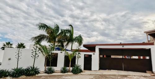 San Carlos House | Amplios exteriores y alberca