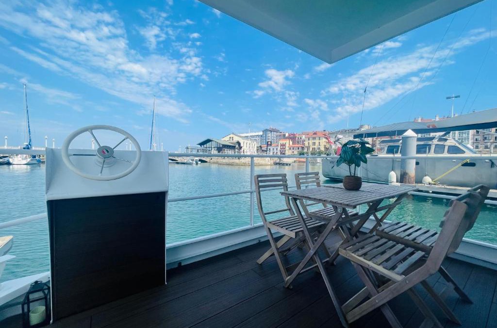 Gijon City Centre Boat Rental | AMSTERDAM CASA FLOTANTE