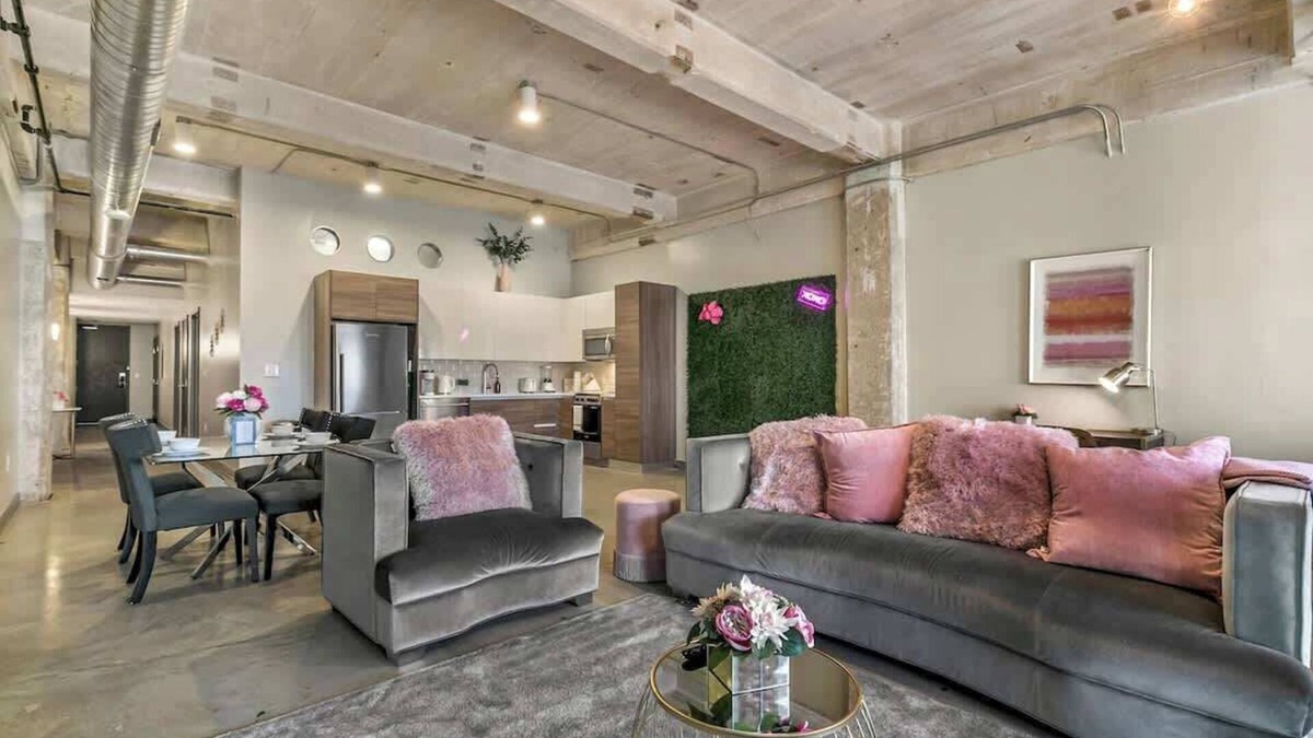 Downtown Dallas Apartment | Amyfinehouse | Breakfast+Valet+Modern City Retreat