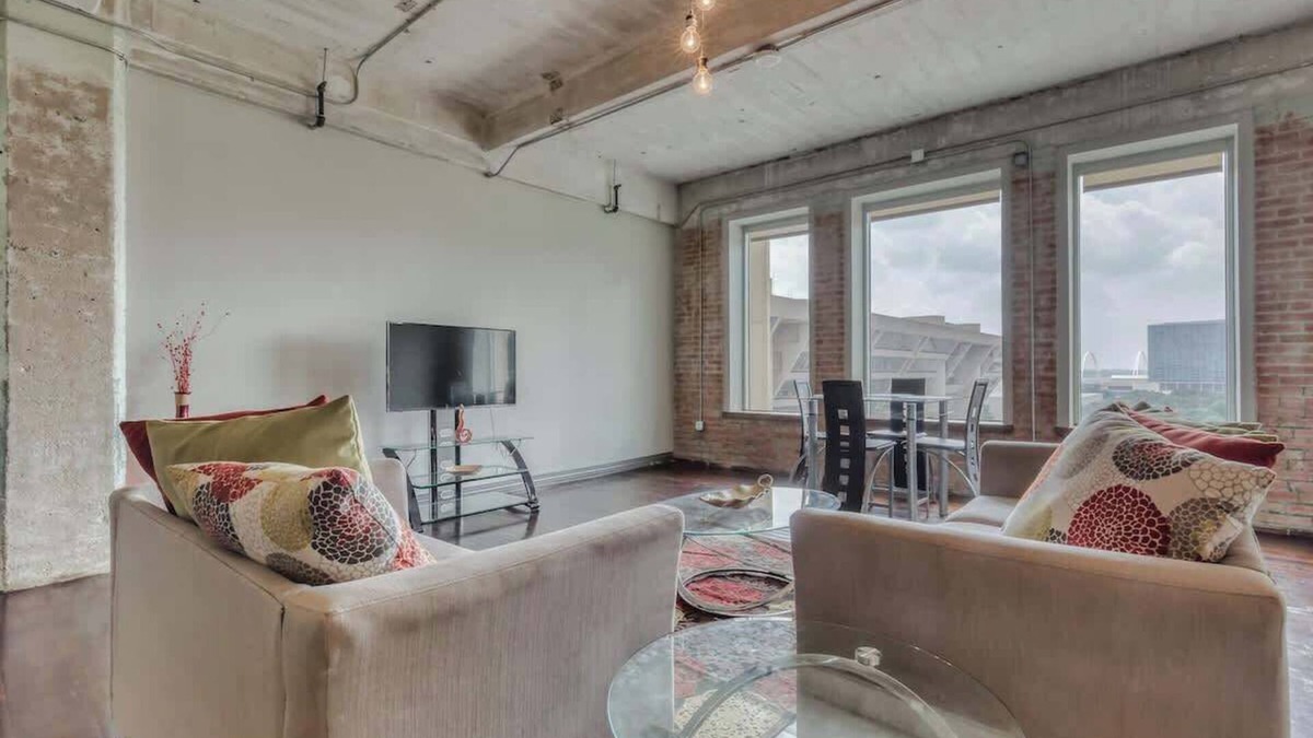 Downtown Dallas Apartment | Amyfinehouse | Breakfast + Valet + Pool + Gym Access