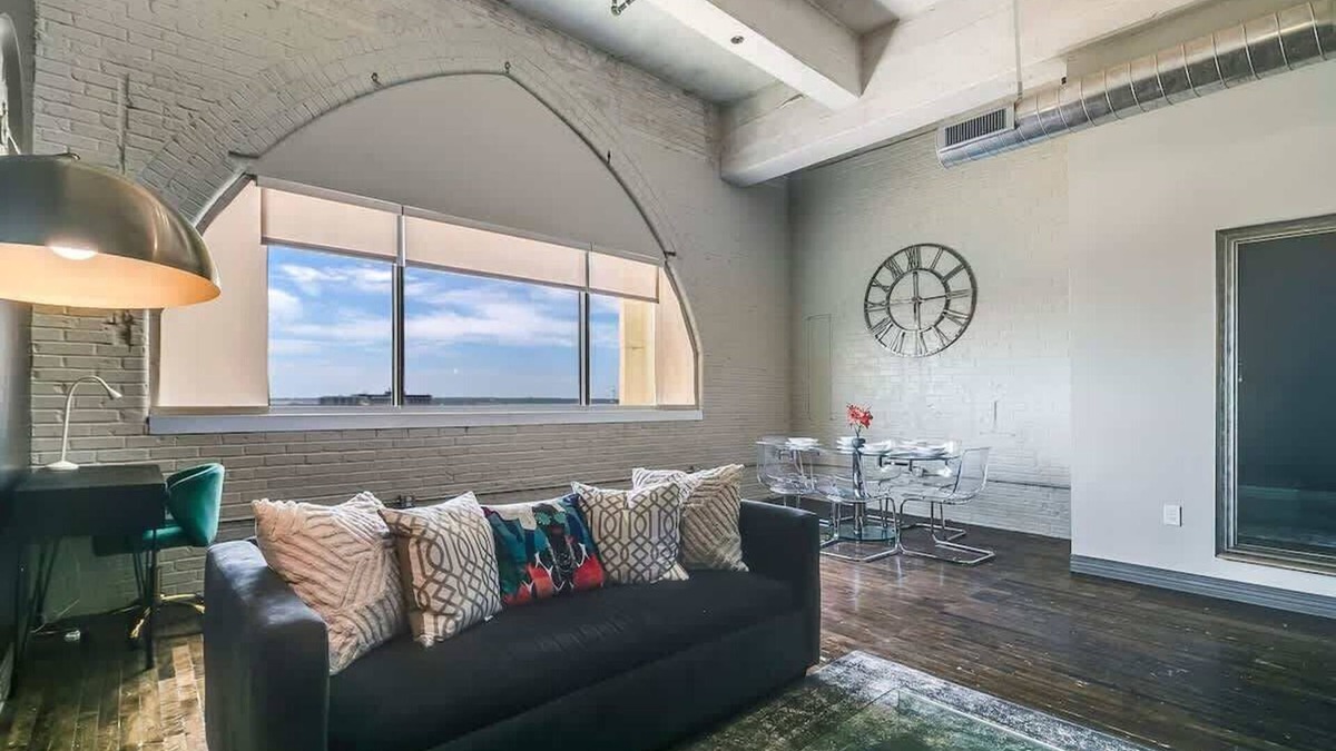 Downtown Dallas Apartment | Amyfinehouse | Breakfast +Valet+Downtown Views 2BR