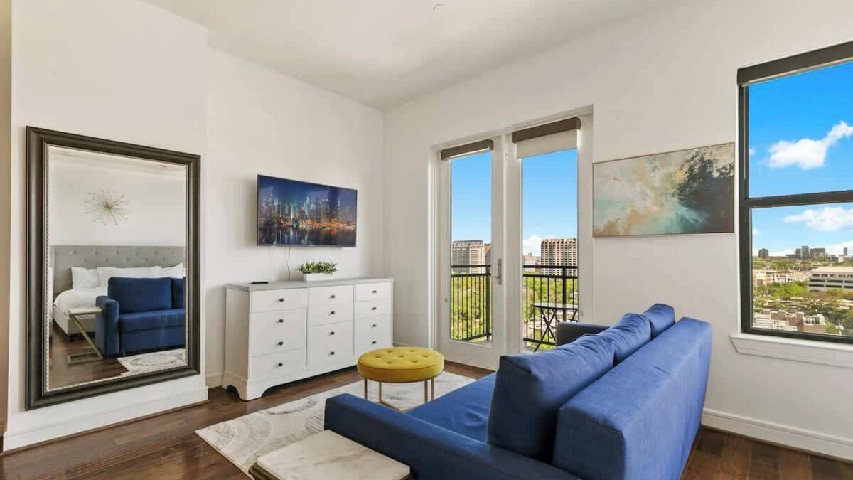 Uptown Apartment | Amyfinehouse |Contemporary Studio Apt|Pool+Patio