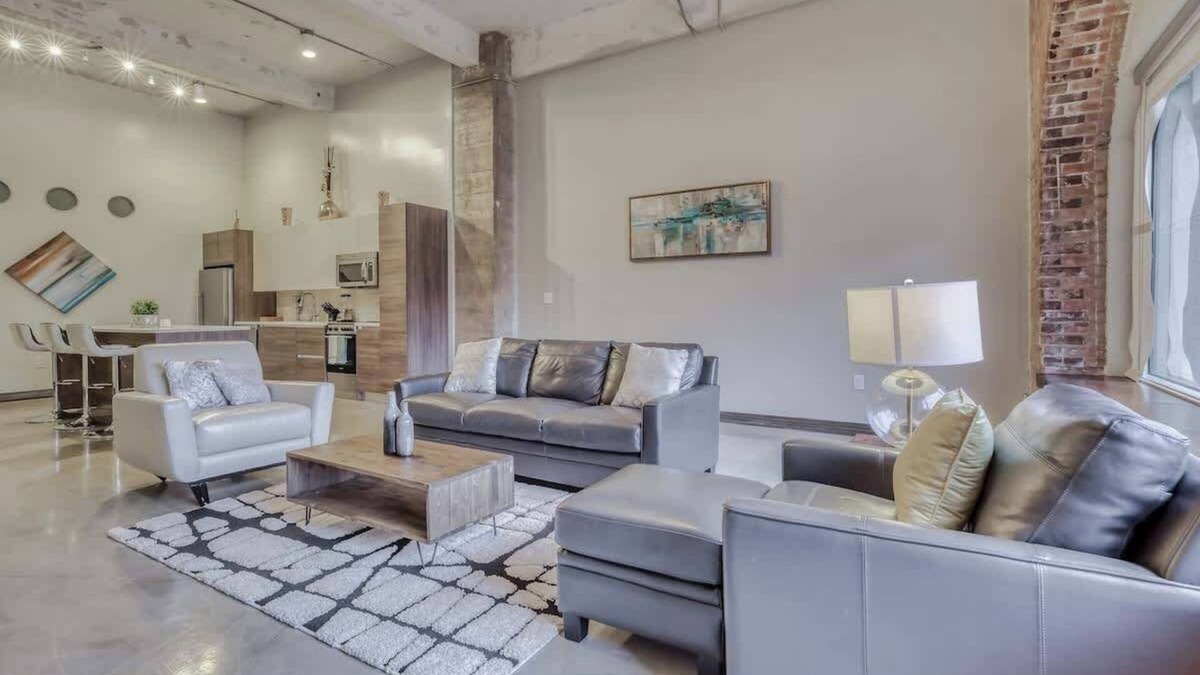 Downtown Dallas Apartment | Amyfinehouse | Free Breakfast for 8 Guests + Valet