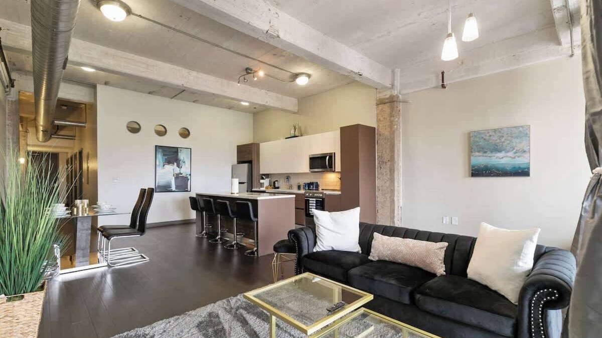 Downtown Dallas Apartment | Amyfinehouse | Free Breakfast for 8 Guests + Valet