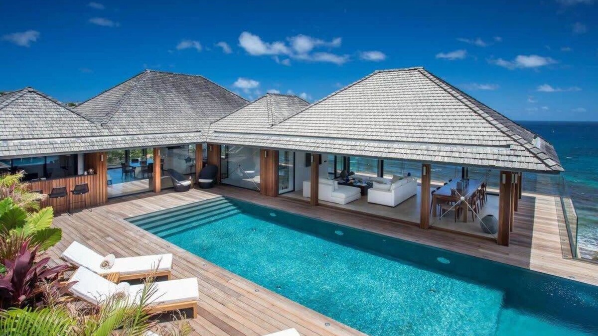 Anse des Cayes Villa | An all around modern glass villa with an amazing panoramic view
