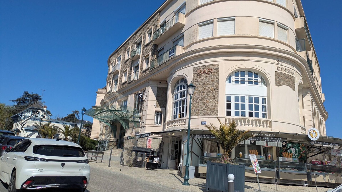 Saint-Igneuc Apartment | An apartment by the sea, just go down the stairs and you're on the beach!
