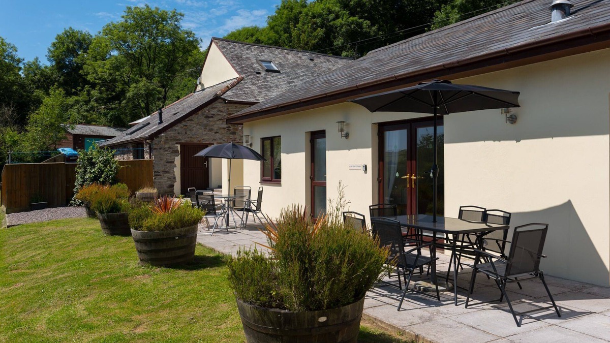 West Down Cottage | An apartment that sleeps 6 guests in 3 bedrooms