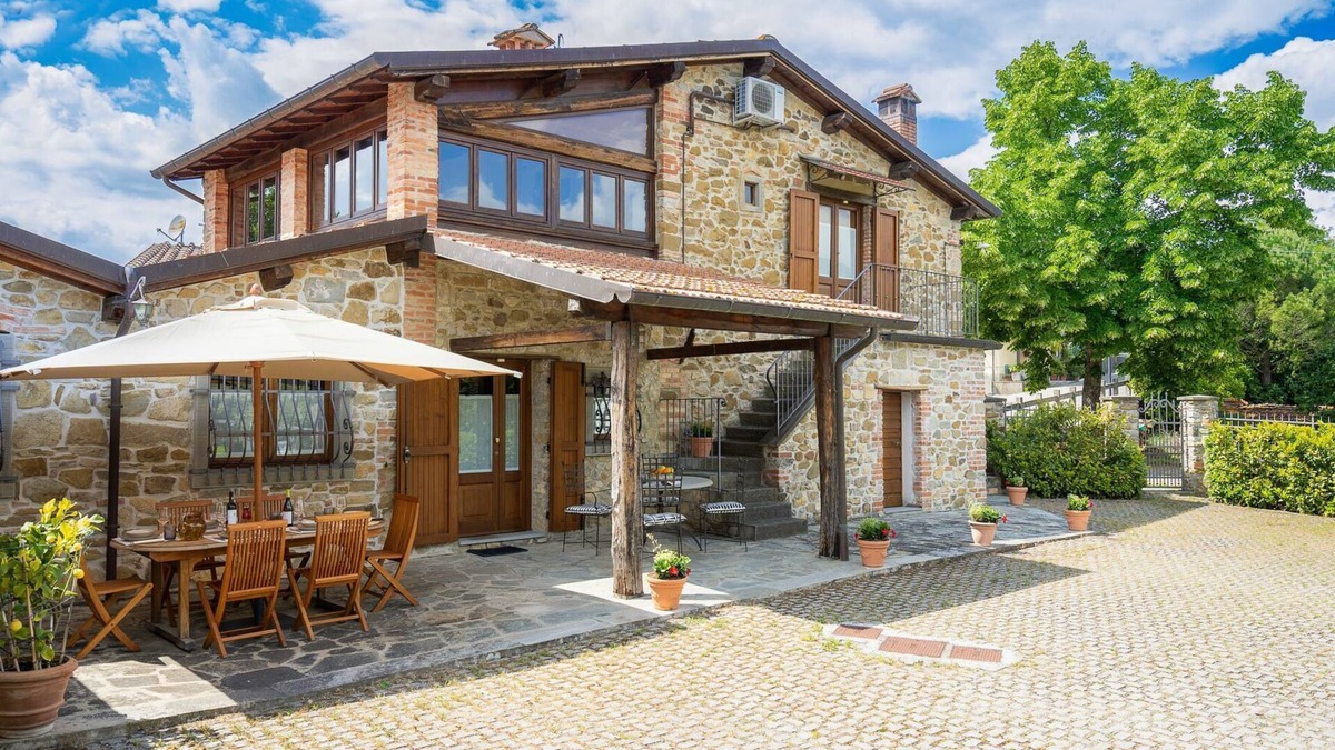 Poppi Villa | An authentic Tuscan stone house in an exellent location with amazing green views