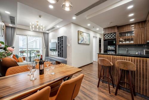 Phuong 8 Apartment | An Corner - Terra Royal 2 Bedrooms Nice View