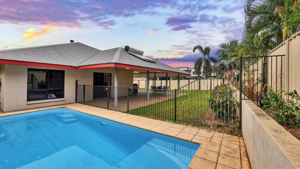Johnston House | An enormous family home in quiet suburb