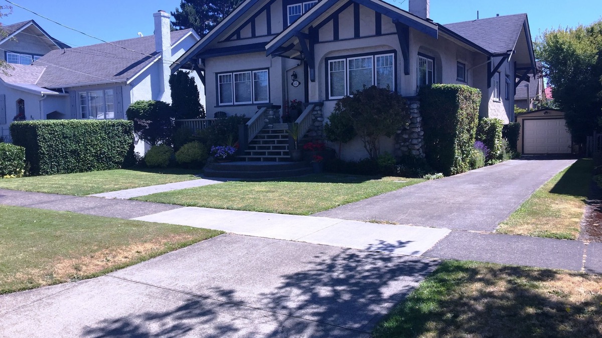 Fairfield House | An entire Fairfield character home for yourself, steps to the ocean