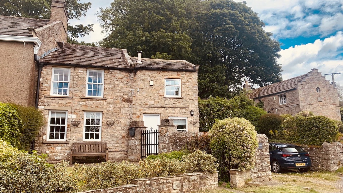 Fremington Cottage | An exceptional holiday home for 6 people & 2 dogs with multi-fuel stove, WiFi & electric car charger