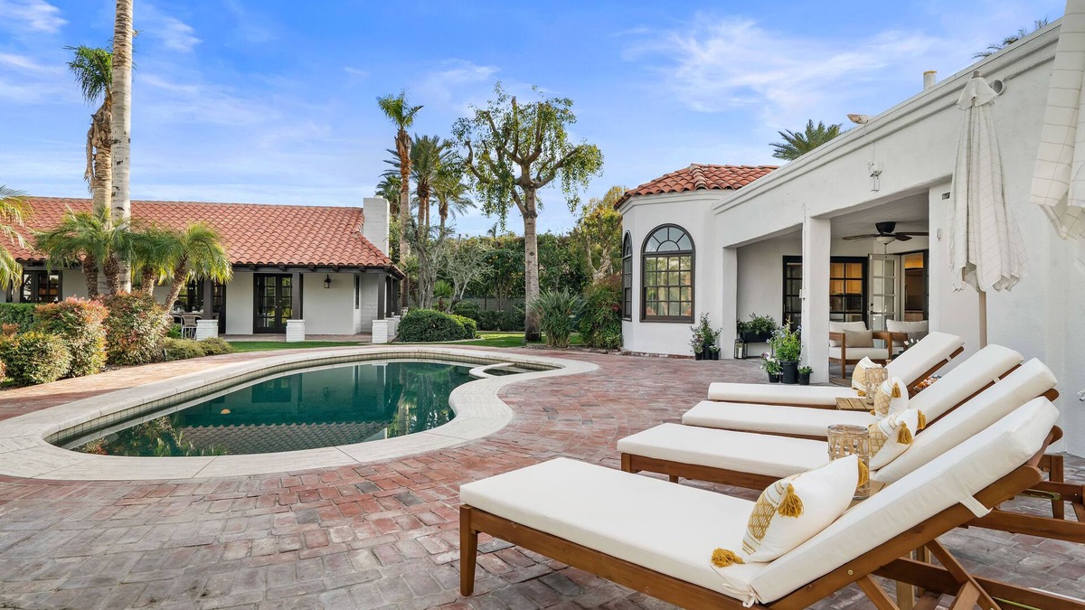 Magnesia Falls Cove House | An expansive estate with private pool & lighted pickle ball court