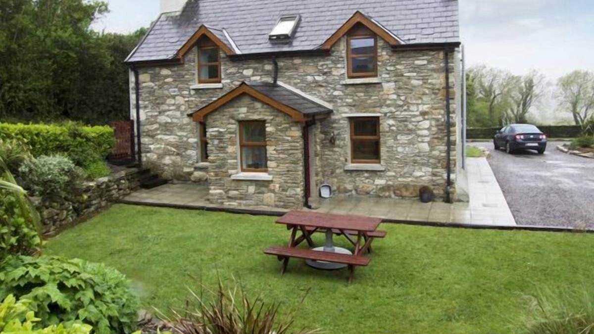Shiplake Cottage | AN GRIANAN, pet friendly, with a garden in Clonakilty, County Cork