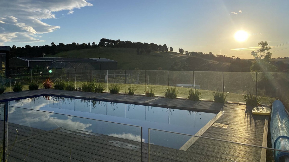 Waurn Ponds House | An idyllic 6 bedroom, north facing property set on 5 acres, rolling hill views.