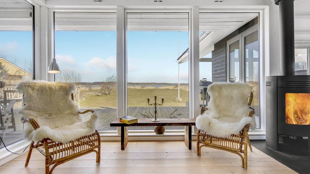 Kulhuse House | An idyllic setting with cozy furnishings and barrier-free views of the fjord.