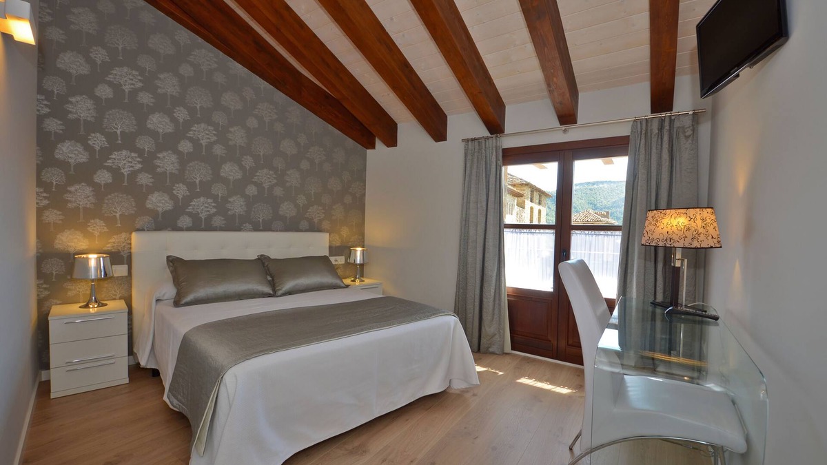 Ainsa Apartment | An immaculate apartment in old square of Ainsa