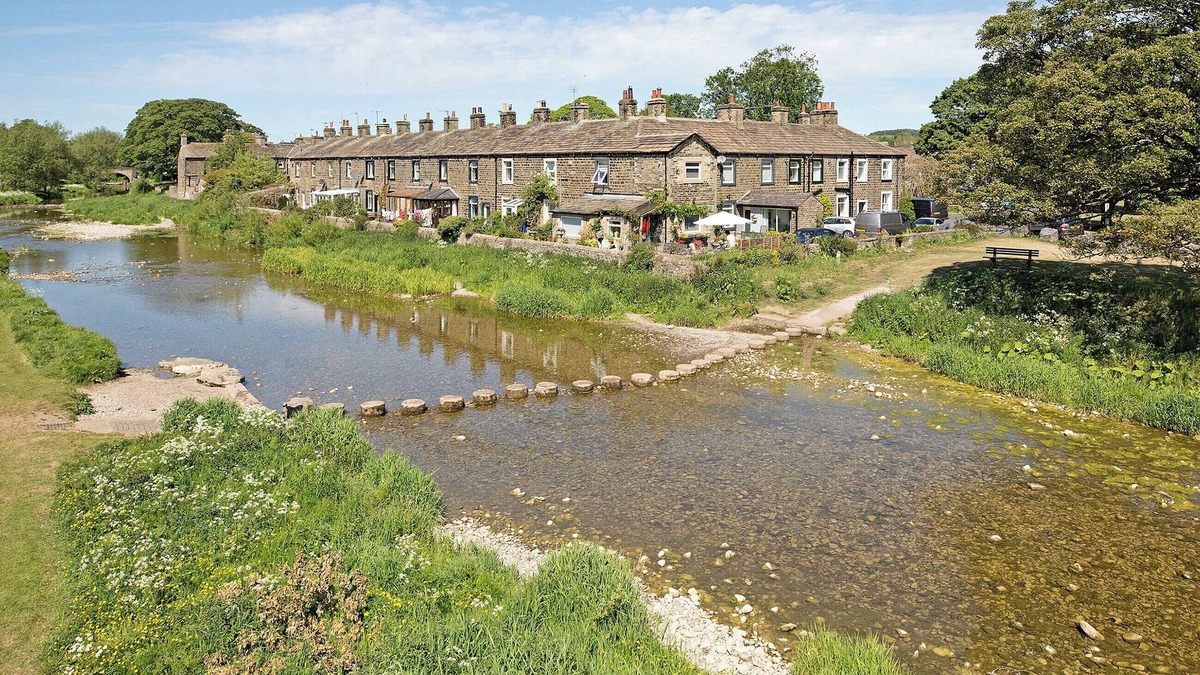 Eshton Cottage | An immaculately presented, 2 bedroom property with river views.